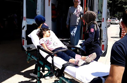 Şarjdaki telefonu çıkartırken elektrik akımına kapıldı!