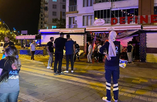 Diyarbakır’da kontrolden çıkan 2 otomobil markete daldı can pazarı kuruldu