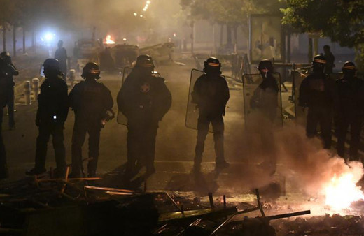 Fransa'da sular durulmuyor: Bankayı ateşe verdiler, mağazaları yağmaladılar! Ülke genelinde 45 bin polise görev verildi