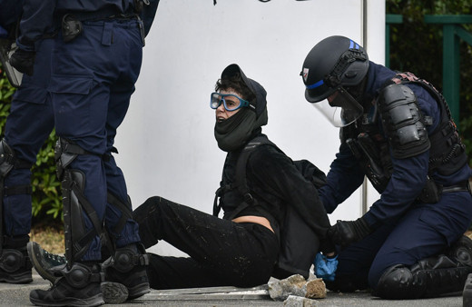 Fransa Cumhurbaşkanı Macron ebeveynlerden protestocu gençleri evde tutmalarını istedi