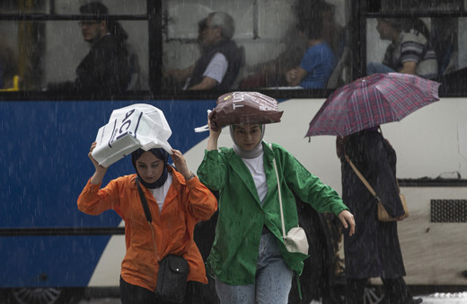 Meteoroloji sağanak beklenen yerleri açıkladı: 14 şehir için sarı ve turuncu kodlu uyarı! Karadeniz'de sel tehlikesi...