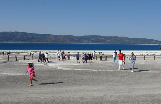 Türkiye'nin Maldivleri Salda Gölü'ne bayramda ziyaretçi akını