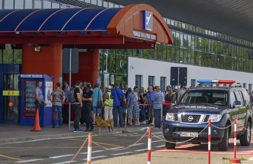 Ülkeye girişine izin verilmedi, havalimanında dehşet saçtı: Silahlı saldırıda 2 kişi öldü!