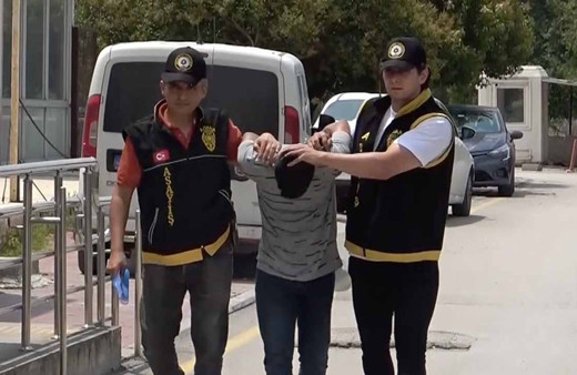 Adana'da yolda yürürken göğsüne kurşun isabet çocuk öldü