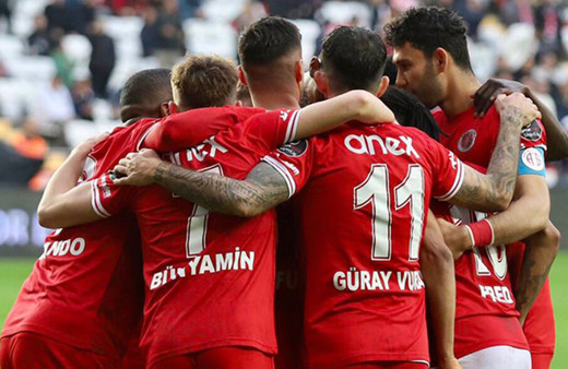 Antalyaspor'da yaprak dökümü: 8 futbolcu ile yollar ayrıldı!