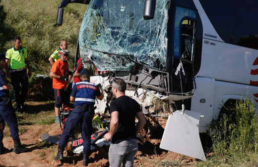 Eskişehir'de otobüs şarampole devrildi! 35 yolcu yaralandı!