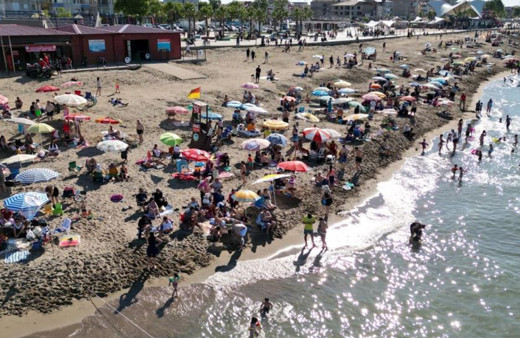 Nüfus ikiye katlandı "İğne atsan yere düşmez" deyimi gerçek oldu! Tatilin tadını böyle çıkarttılar...