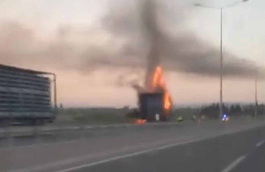 Manisa'da seyir halindeki tırın dorsesi alevlere kapıldı: Bin 500 tavuk telef oldu