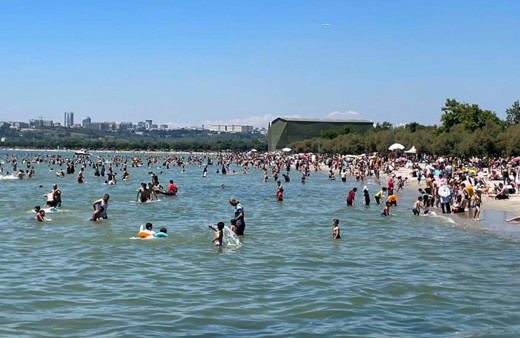 Küçükçekmece'deki Menekşe Halk Plajı tıka basa doldu