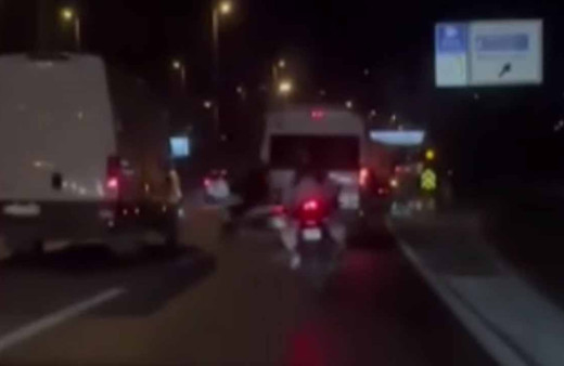 Motosikletli çarptığı aracın altında kaldı! Bahçelievler'de feci kaza kamerada