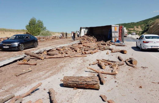Sivas’ta feci kaza! Tomruk yüklü kamyon devrildi, karayolu ulaşıma kapandı: 1 ölü 1 yaralı!
