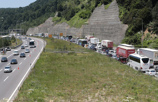 Tatilden İstanbul'a dönüş çileye döndü! Zincirleme trafik kazaları otobanı felç etti