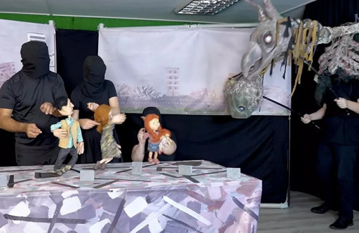 Yüzleri maskeli adamlar ürküttü! Kukla gösterisinde 'Tanrı sizi cezalandırdı' denildi! Bakanlık el attı