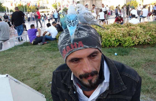Taksim'de görenler şaşkınlığını gizleyemedi: Başında gezdirdi, ilgi odağı oldu