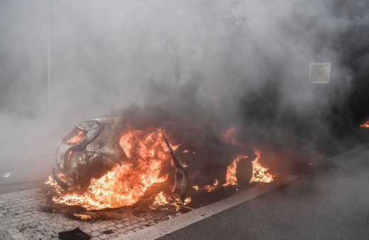 Belediye Başkanı'nın evine yanan araçla saldırdılar! Fransa yanıyor! Lüks yağmalama başladı