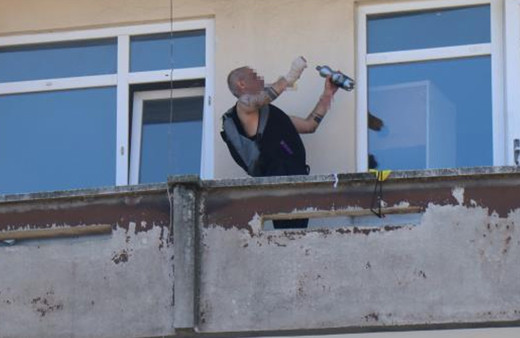 Geçen yıl pompalı tüfekle dehşet saçmıştı, bugün de kız arkadaşını rehin aldı