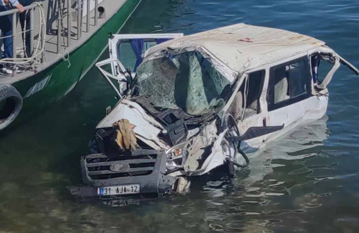 Minibüs Van Gölü'ne uçtu! Yaralılar var, görüntüler dehşete düşürdü