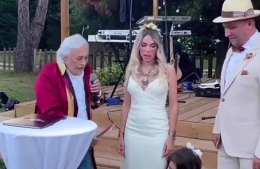 Şevket Çoruh 5 yıllık eşiyle düğün yaptı! 'Nikah memuru' olan Müjdat Gezen'in esprisi gülmekten kırdı geçirdi