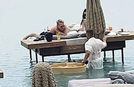 Tatil beldesinde garsonun görüntüleri tepki çekti! Bakanlık devreye girdi