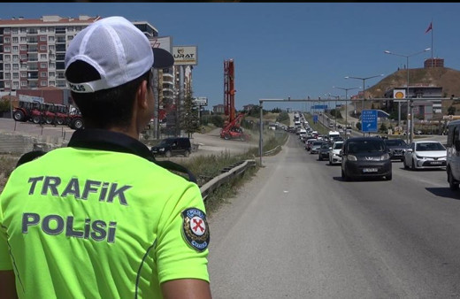 Tatilcilerin dönüş yolculuğu sürüyor: 43 ilin geçiş güzergahında trafik yoğunluğu