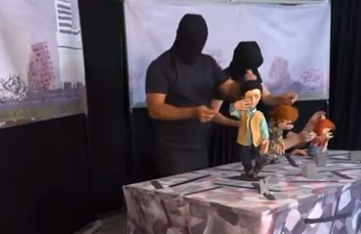 Yüzleri maskeli adamlar ürküttü! Kukla gösterisinde 'Tanrı sizi cezalandırdı' denildi! Bakanlık el attı