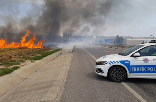 Anız yangını buğday tarlasına sıçradı: İstanbul-Edirne yolu trafiğe kapandı
