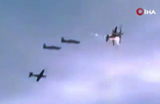 Eğitim uçuşunda facia! Savaş uçakları havada çarpıştı: 1 pilot öldü!