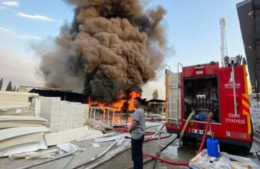 İzmir'de korkutan fabrika yangını! Çok sayıda itfaiye ekibi sevk edildi