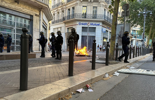 Macron göstericilerin ailelerini hedef aldı: Ceplerine dokunmak lazım ancak bundan anlarlar