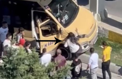İstanbul'da trafikte akılalmaz olay! Sinir krizi geçiren kadın minibüsün direksiyonunu kırdı
