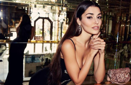 Leopar desenli bikinisiyle poz verdi sere serpe uzandı! Hande Erçel ile Hakan Sabancı'nın İtalya'da tekne keyfi...