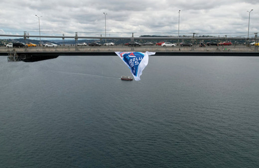 Anadolu Efes'in şampiyonluk bayrakları köprülere asıldı