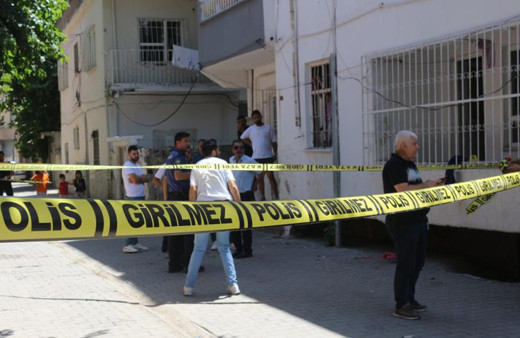 Batman’da koca dehşeti! Eşini 6 yerinden bıçakladı, cani adamı linçten polis kurtardı