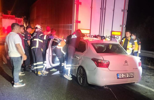 Bilecik'te otomobil tırın altına girdi! 2 kişi ağır yaralandı!