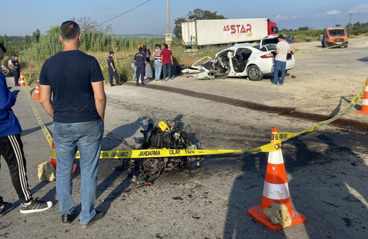 Çanakkale'de korkunç kaza! Otomobilin motoru yerinden fırladı, araçtan çok sayıda uyuşturucu çıktı