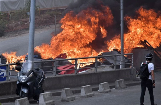 Fransa'daki protestolarda bir kişi plastik mermiyle öldü