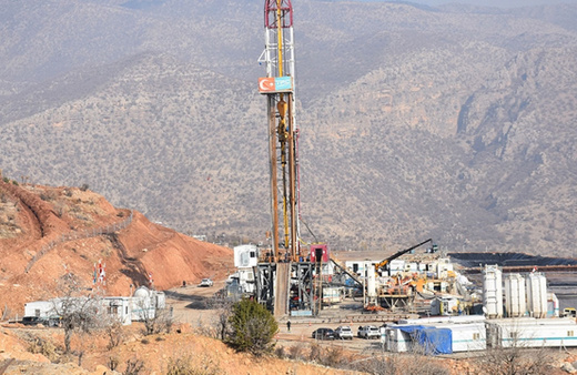 Yavuz Donat petrol keşfine inanmayanlar için 4 şişe petrol getirdi