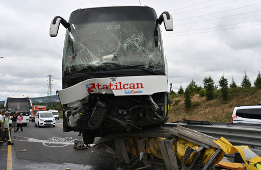İstanbul'da tur otobüsü bariyere çarptı! 2 kişi yaralandı!