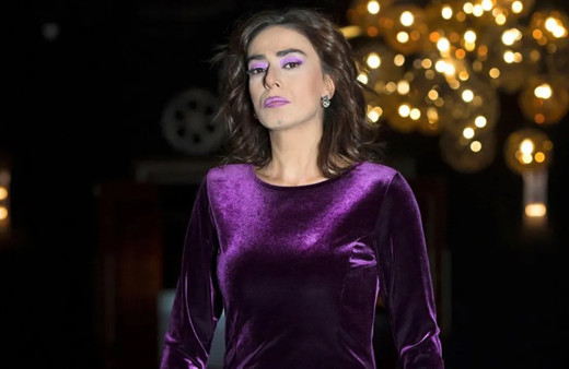 Seyirciyi şoke eden hareket! Yıldız Tilbe sahnede peruğunu çıkardı: Takmayınca 60 yaşında oluyorum