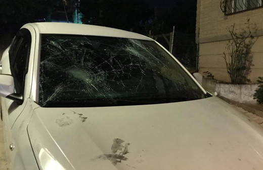 Sokakta terör estirdiler: Otomobilin camlarını kırdılar, 2 kişiyi bıçakla yaraladılar