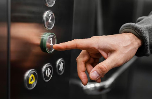 Bilecik'te ihbara giden polis ve sağlık ekipleri asansörde kaldı!