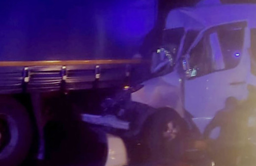 Kırkpınar yağlı güreşçilerini taşıyan minibüs tıra çarptı! 8'i güreşçi 9 yaralı var