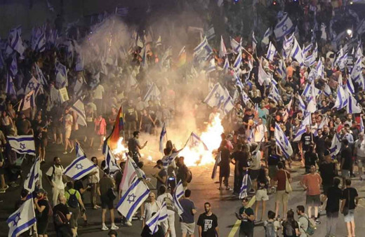 İsrail’de bir sürücü aracıyla protestocuların arasına daldı: 1 yaralı