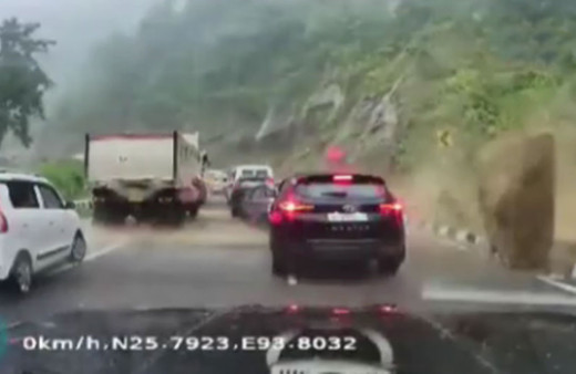 Yamaçtan düşen kayalar araçları ezdi: 2 ölü, 3 yaralı dehşet anları kamerada