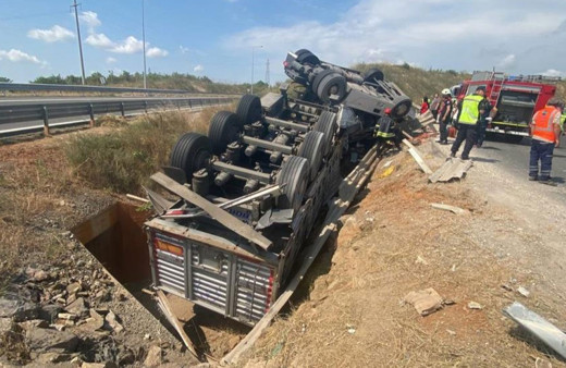 Kuzey Marmara Otoyolu’nda tır devrildi: 1 ölü