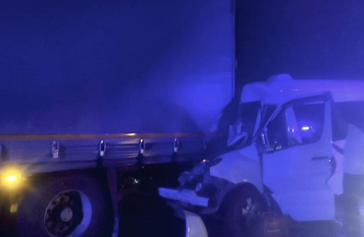 Manisa'da sporcuları taşıyan minibüs tırla çarpıştı: 9 kişi yaralandı!