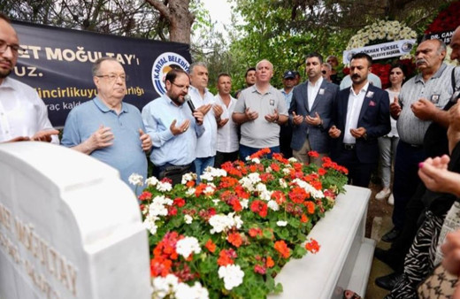 Eski Bakan Mehmet Moğultay kabri başında anıldı