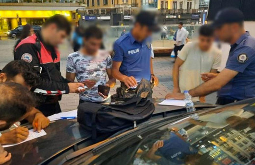 Fatih ve Beyoğlu'nda Ortadoğu ve Afrika kökenli 186 düzensiz göçmen yakalandı