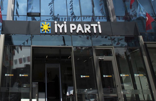 'Her şey kurgudan ibaret' diyerek İYİ Parti'den istifa etti! Bakın hangi partiye katıldı
