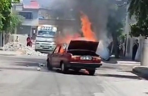 Kahramanmaraş'ta park halindeki otomobil alev alev yandı